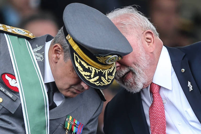 O presidente Lula conversa com o comandante Tomás Paiva em cerimônia do Dia do Exército