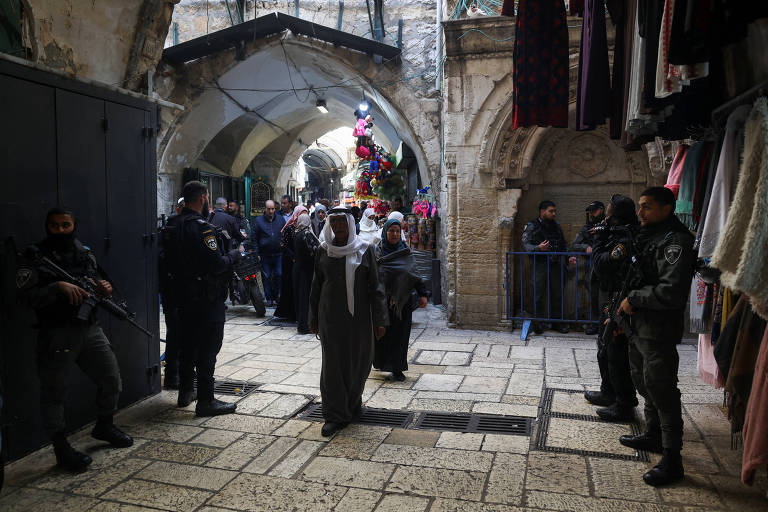 Tropas israelenses patrulham preces de Ramadã em Jerusalém; veja fotos de hoje
