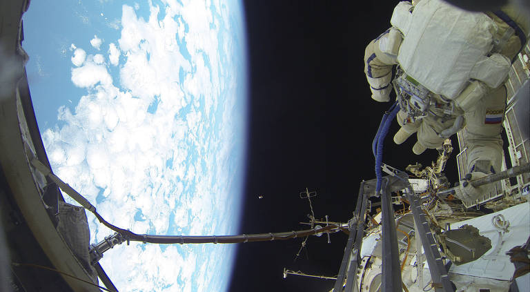 Cosmonauta Sergei Volkov durante caminhada espacial; segundo estudo, astronautas relatam dores de cabeça após ir ao espaço