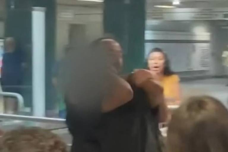 Homem negro leva mata-leão de segurança do Metrô e desmaia em SP