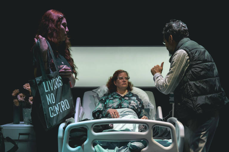 Julia Terron, Luciana Schwinden e Silvio Restiffe em 'Corpo Intruso'