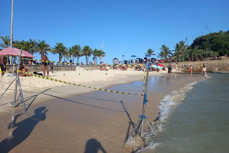 Fitas e grades foram colocadas na faixa de areia de na Praia de Ipanema 