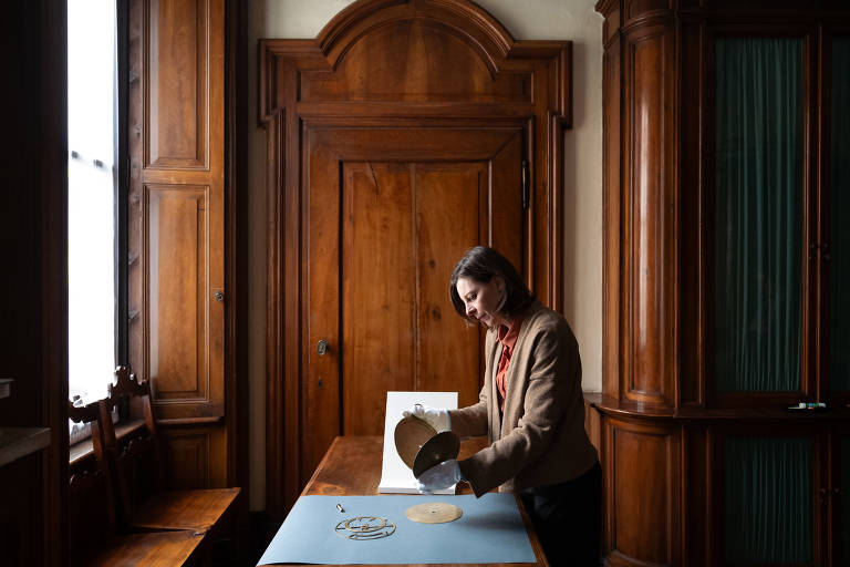 A historiadora Federica Gigante com o astrolábio que identificou na Fondazione Museo Miniscalchi-Erizzo em Verona, Itália