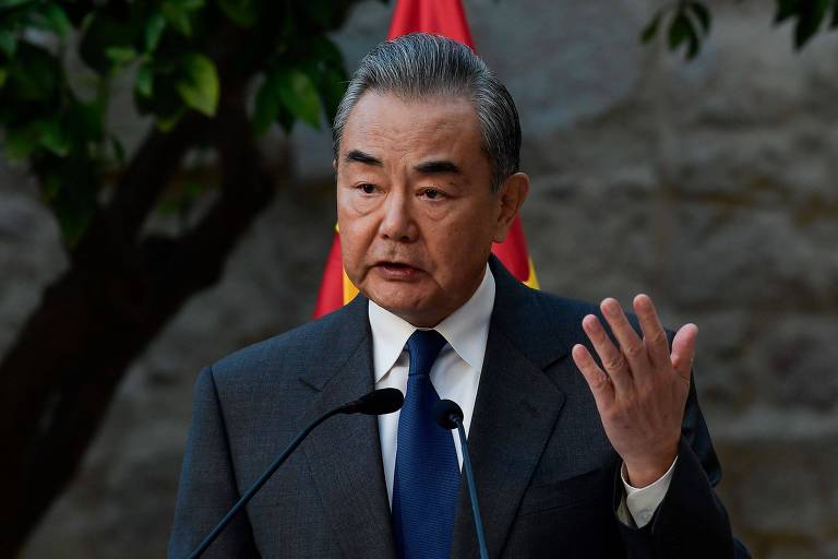 O ministro das Relações Exteriores da China, Wang Yi, em entrevista coletiva em visita à Espanha, em fevereiro