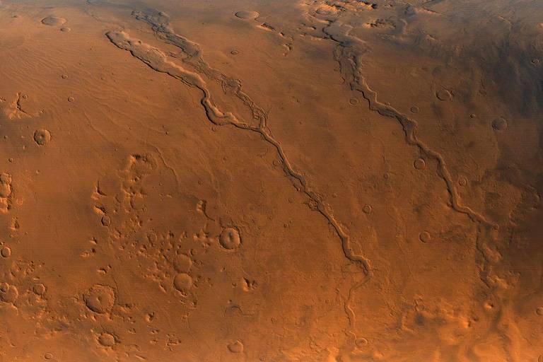Imagem do Mars Global Surveyor revela vales na superfície de Marte