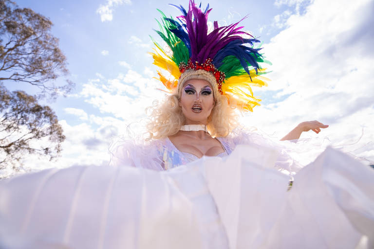Drag Queen com roupa branca e coroa arco-íris
