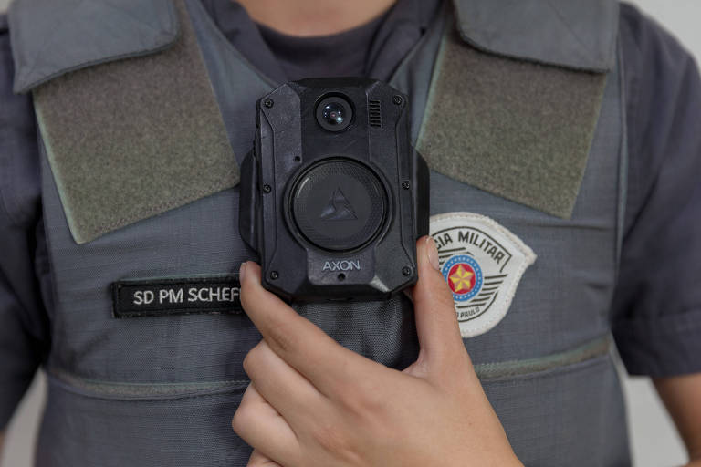 Câmera corporal presa ao uniforme de um policial militar de São Paulo