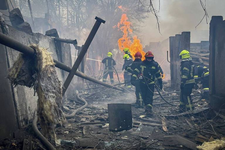 Bombeiros trabalham para apagar fogo após ataque com mísseis russos em Odessa, na Ucrânia