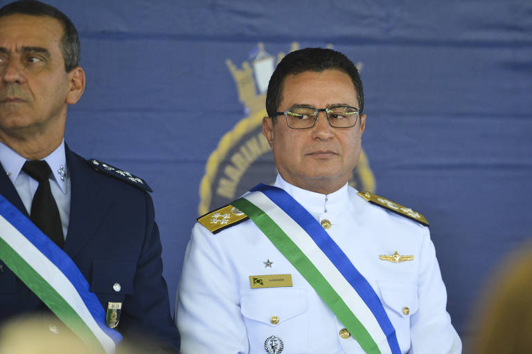 Já o almirante Almir Garnier (dir.), então comandante da Marinha, teria colocado tropas "à disposição de Jair Bolsonaro"