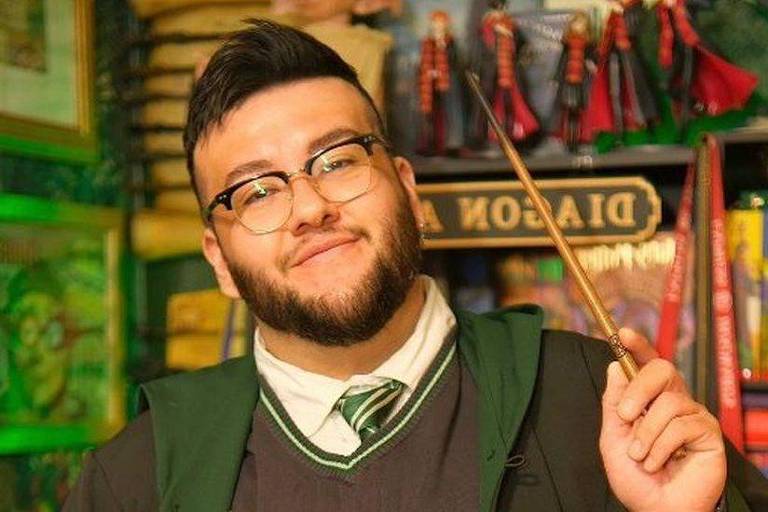 Hector Garcia segurando varinha mágica e fantasiado com uniforme dos filmes Harry Potter
