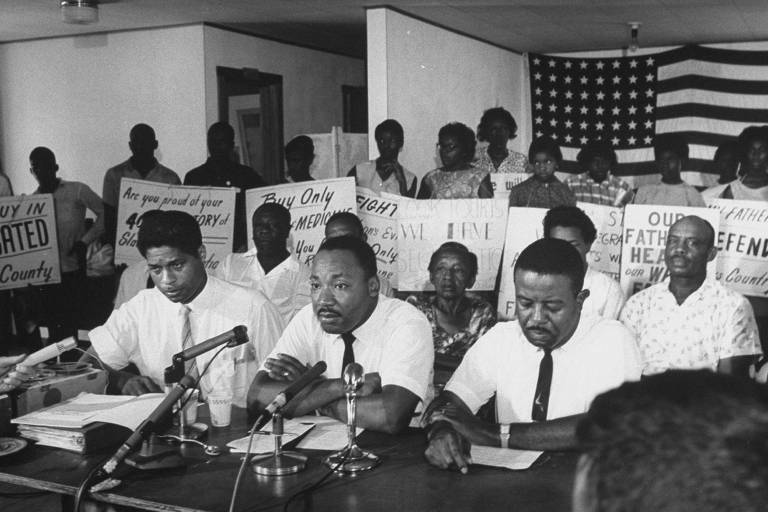 Foto de Martin Luther King em uma coletiva de imprensa
