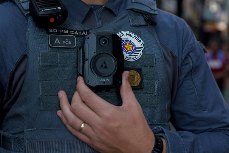 Câmera corporal presa ao uniforme de um policial militar de São Paulo
