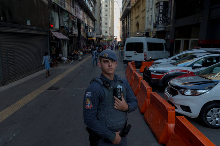 Soldado da PM com câmera corporal no centro da capital; maioria dos entrevistados diz que uso do equipamento pode contribuir para redução da violência em geral, inclusive contra os próprios policiais