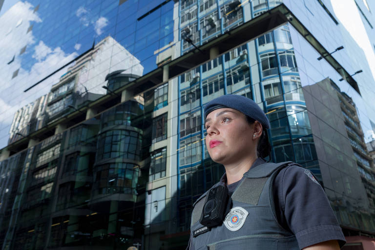 Soldado da PM usando câmera corporal nas ruas do centro de São Paulo; 81% dos moradores da capital dizem que equipamento deve ser usado por todos os policiais