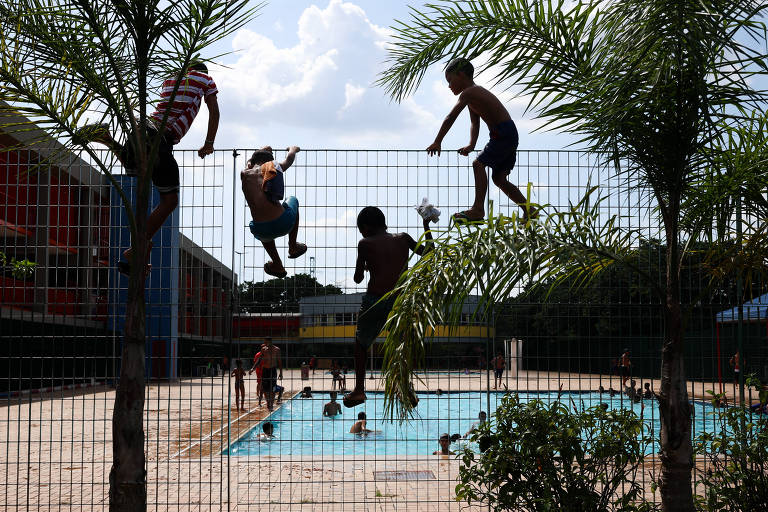 Jovens escalam grades para tomar banho de piscina em São Paulo; veja fotos