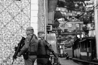 Soldados do Baep na Vila Baiana, favela de Guarujá