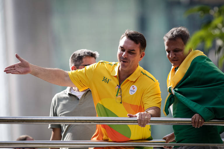 "Nunca houve tentativa de golpe. O que existe de fato é um farsa, uma forçação de barra de parte da mídia e da turma de Lula para tentar incriminar Bolsonaro de crimes que nunca aconteceram", escreveu o senador Flávio Bolsonaro no X, em março