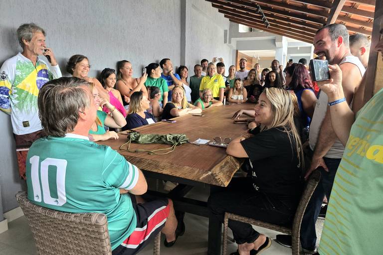 Cercadinho de Mambucaba: à exemplo do que fazia durante à presidência, Bolsonaro passa a receber apoiadores em sua casa na vila histórica de Mambucaba, em Angra dos Reis (RJ)