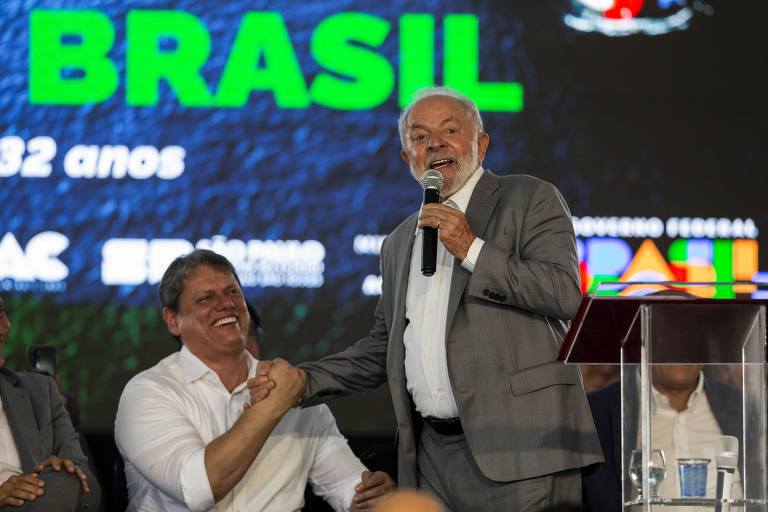 Aproximação entre Lula e Tarcísio: pouco depois, Bolsonaro assistiu a gesto de aproximação entre Tarcísio de Freitas, um de seus principais herdeiros políticos, e o presidente Lula (PT) maior rival. Na imagem, eles anunciam parceria para construção do túnel Santos-Guarujá
