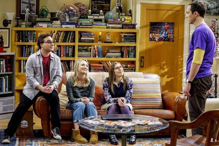 Personagens sentados no sofá em cena da série 'The Big Bang Theory'