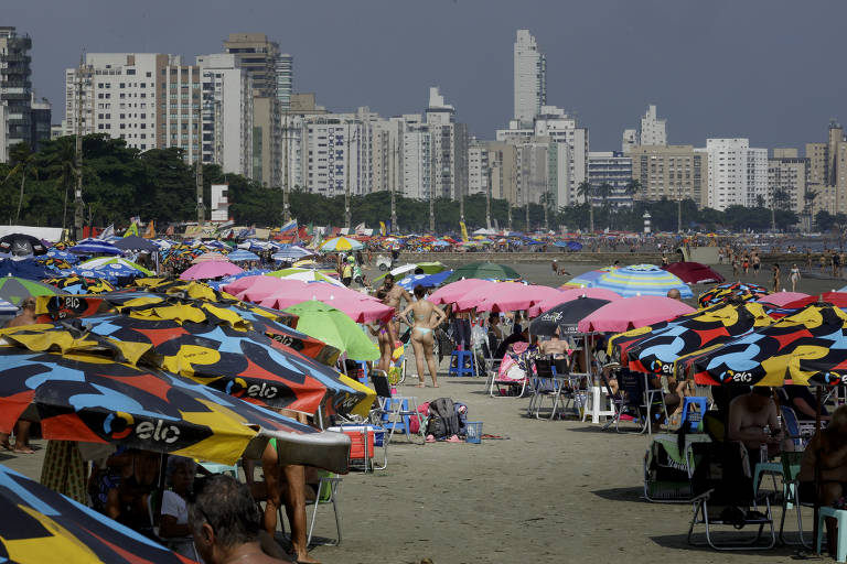 Guarda-sóis na praia do Embaré, em Santos; Baixada Santista e litoral norte devem ter sol todos os dias, mas também chove até sábado