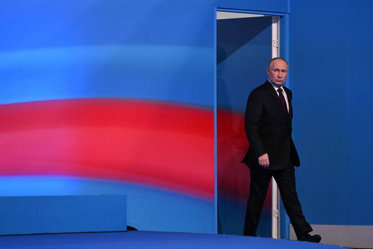 Putin chega para falar com jornalistas em evento após a vitória, logo após a meia-noite desta segunda (18)