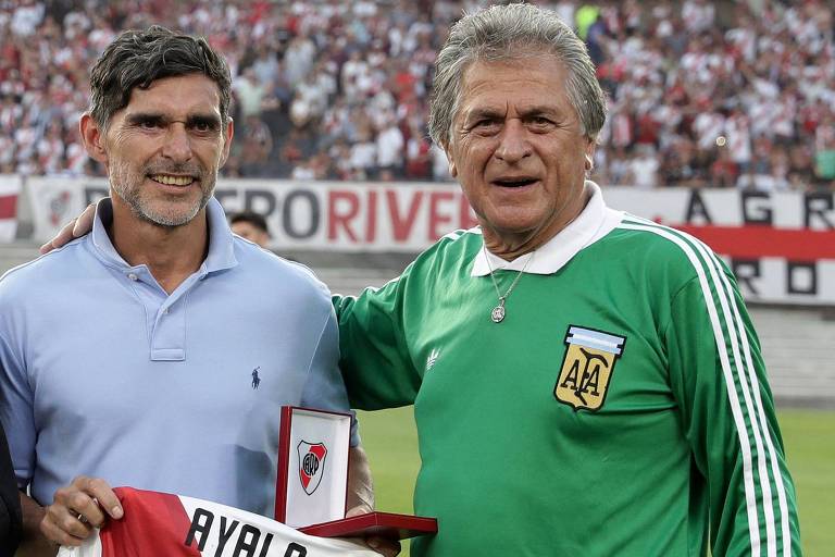Campeão mundial Ubaldo Fillol (de verde), ao lado do ex-zagueiro Roberto Ayala, antes do início de partida entre River Plate e Argentinos Juniors no estádio Monumental de Núñez, em Buenos Aires