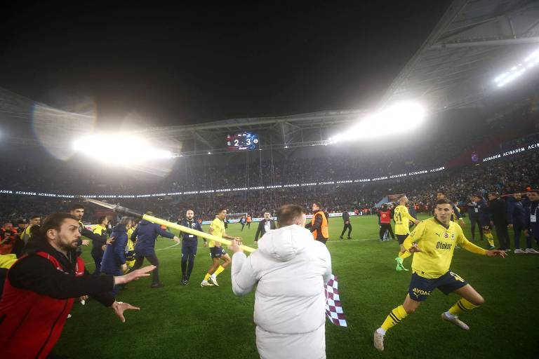 Jogadores do Fenerbahce são atacados por torcida do Trabzonspor no estádio Papara Park, em Trabzon, na Turquia