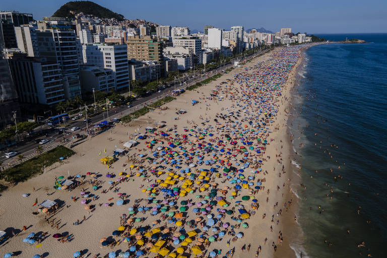 Movimento de banhistas em dia ensolarado na  praia de Ipanema, na zona sul do Rio de Janeiro