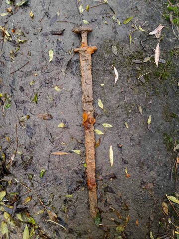An undated photo provided by Trevor Penny of the Viking sword he found while magnet fishing in central EnglandÕs River Cherwell. An archaeological group that tracks public finds has identified the sword as most likely dating to a period between 850 A.D. and 975 A.D., making it more than 1,000 years old. (Trevor Penny via The New York Times) -- NO SALES; FOR EDITORIAL USE ONLY WITH   VIKING SWORD DISCOVERYBY  ISABELLA KWAI FOR MARCH 15, 2024. ALL OTHER USE PROHIBITED. ORG XMIT: XNYT0524 DIREITOS RESERVADOS. NÃO PUBLICAR SEM AUTORIZAÇÃO DO DETENTOR DOS DIREITOS AUTORAIS E DE IMAGEM