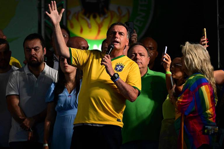 O STF (Supremo Tribunal Federal) foi alvo preferencial de Bolsonaro ao longo do mandato; ele usou termos como 'politicalha', ligação com PT, ativismo e militância em ataques que se intensificaram a partir de 2020, com a pandemia da Covid-19