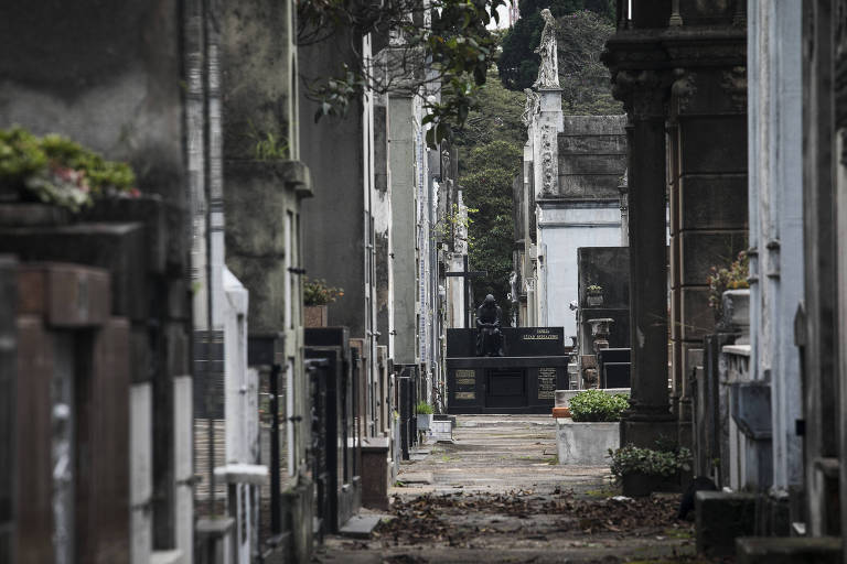 Jazigos e túmulos no cemitério do Araçá, na avenida Dr. Arnaldo na zona oeste de São Paulo