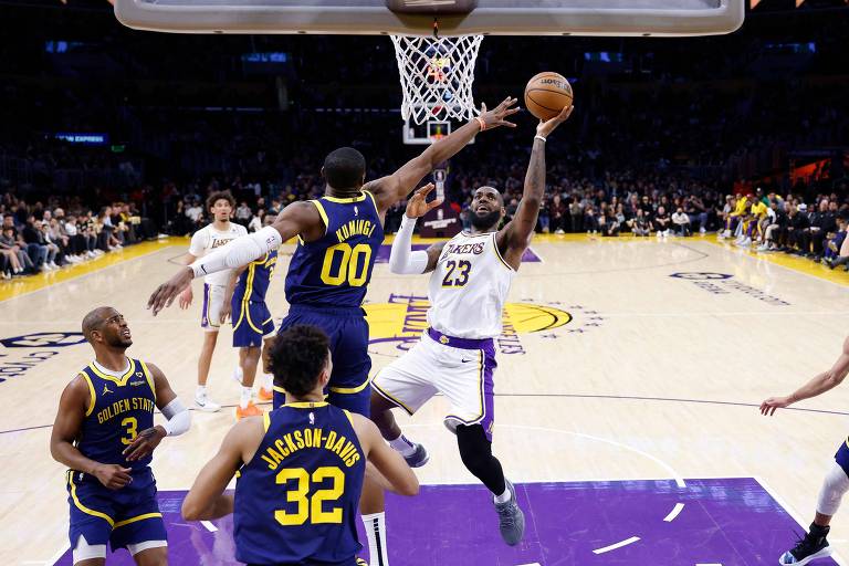 LeBron tenta arremesso durante partida entre Los Angeles Lakers e Golden State Warriors