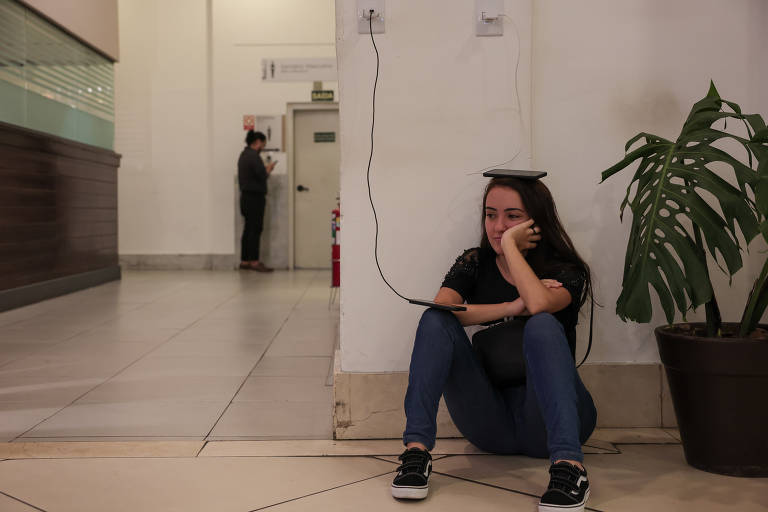 Enel não deu previsão de solução do problema e os moradores de São Paulo tiveram de improvisar para não ficarem sem comunicação