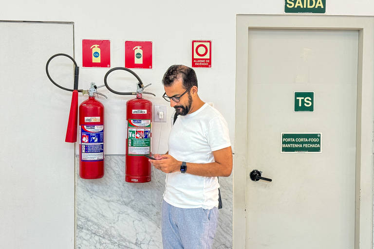 Centenas foram ao shopping disputar tomadas onde pudessem carregar celulares e computadores