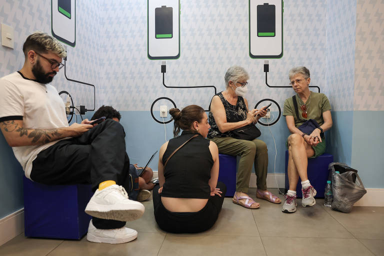 Todos os espaços do empreendimento foram ocupados por pessoas que precisavam trabalhar ou estudar