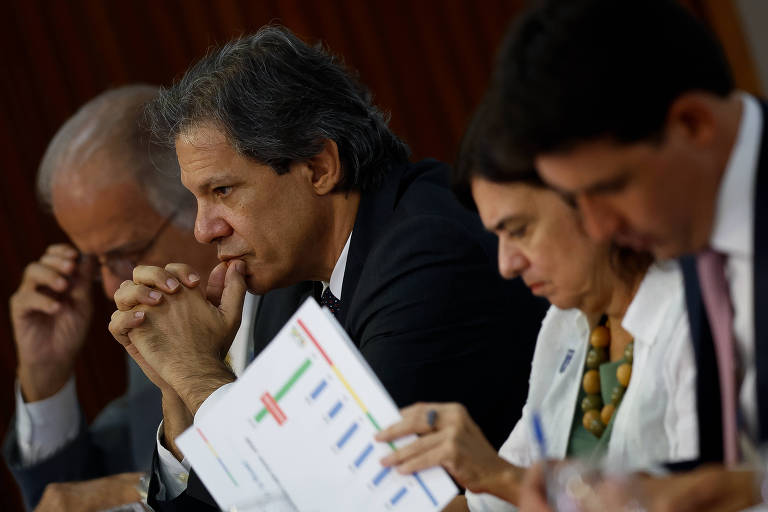 Fotografia do ministro Fernando Haddad em foco entre colegas de outras pastas