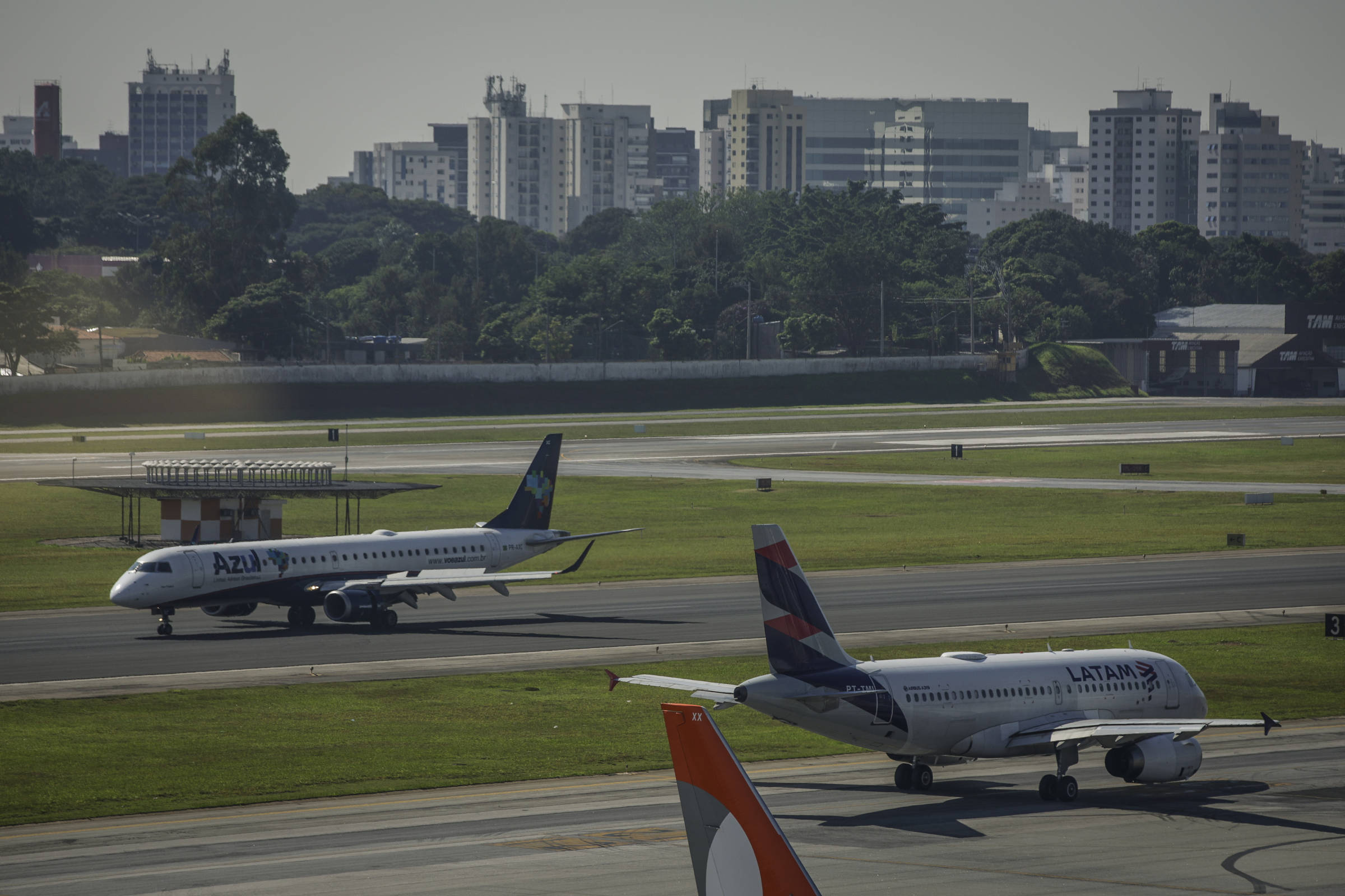 Volta do horário de verão exigiria adaptação de 180 dias para empresas aéreas, dizem entidades