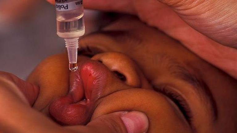 Criança recebendo vacina contra pólio
