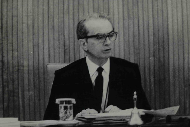 Ribeiro Costa: então presidente do STF (Supremo Tribunal Federal), teve um comportamento ambíguo em relação ao golpe de 1964; defendeu a cassação de Jango, mas diante de relatos de prisões arbitrárias, tortura e cassações, passou a esboçar reações contra o regime