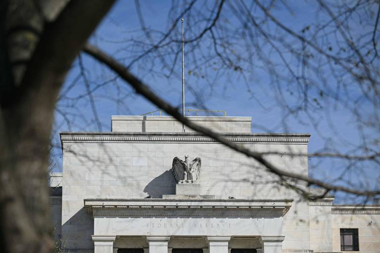 Com economia aquecida, Fed deve manter juros altos nos EUA