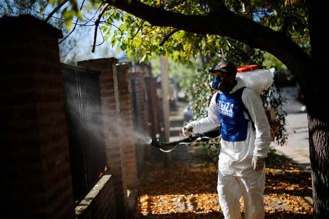 A worker fumigates outside houses to prevent the breeding of Aedes aegypti mosquitoes in Ezeiza, in the outskirts of Buenos Aires, Argentina April 14, 2023. REUTERS/Agustin Marcarian ORG XMIT: GGG-BAS104