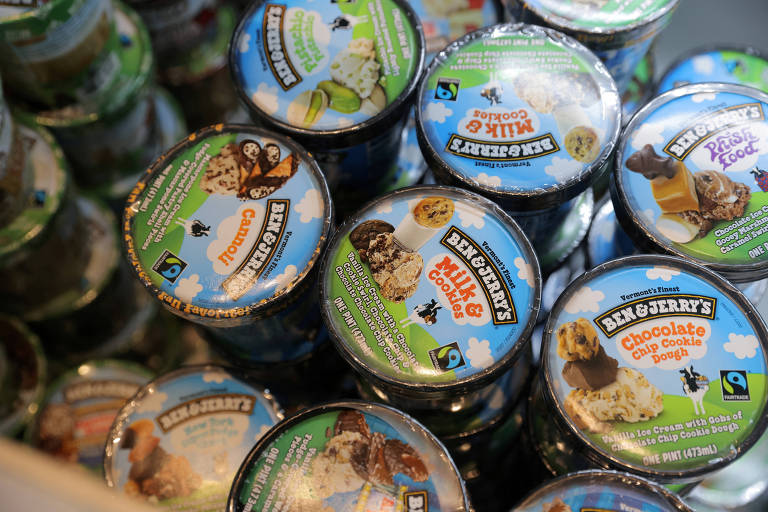 Potes de sorvete Ben & Jerry's dentro de freezer