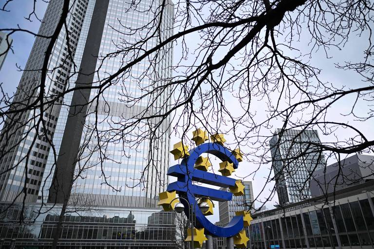 O logotipo do Euro em uma escultura numa praça de Frankfurt, Alemanha