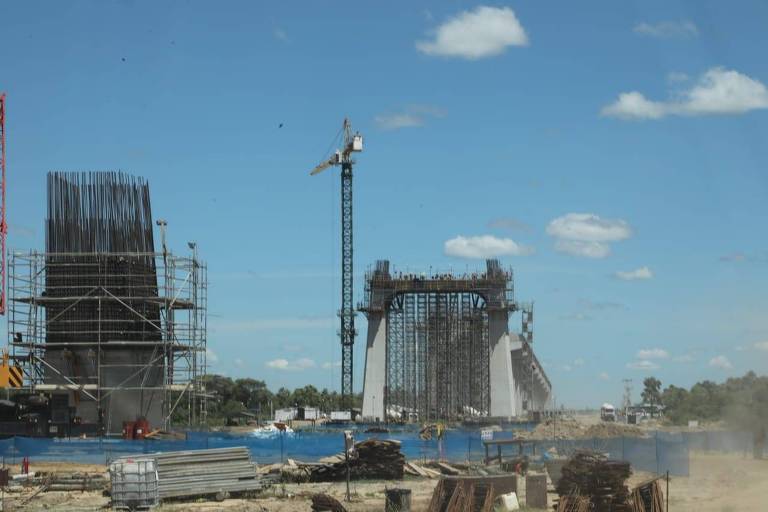 Obras da ponte binacional entre Brasil e Paraguai, na cidade de Porto Murtinho (MS)