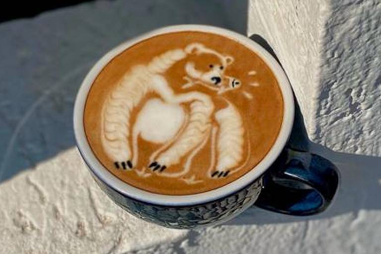 Xícara com café e leite formando uma ilustração