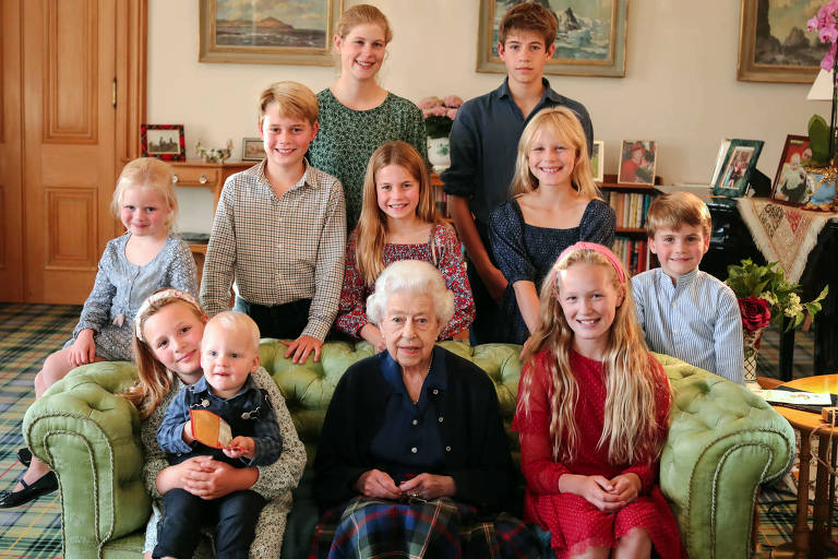 Foto da rainha Elizabeth 2ª com netos também teria sido manipulada