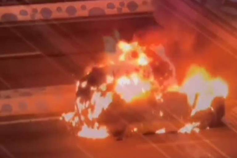 A imagem mostra um carro pegando fogo