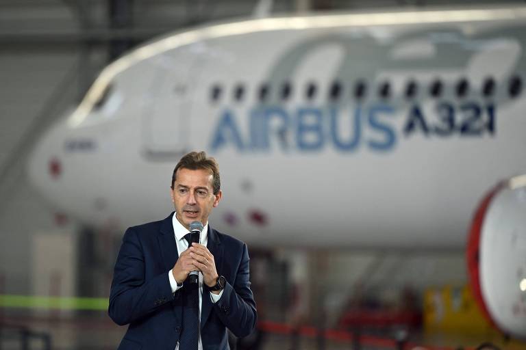 Guillaume Faury, CEO Airbus, discursa em frente a um avião