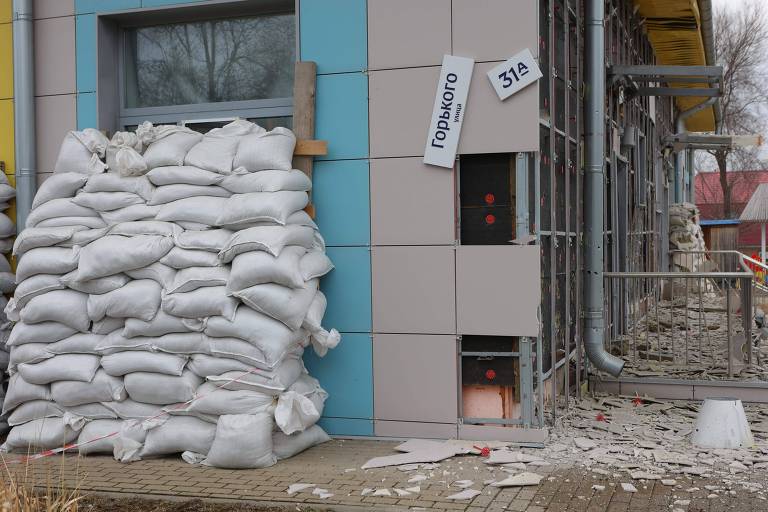 Sacos de areia tentam proteger janela de jardim da infância atingido por míssil ucraniano em Belgorodo